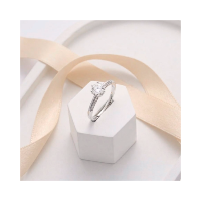 A Solitario Moisanita Pave Ajustable